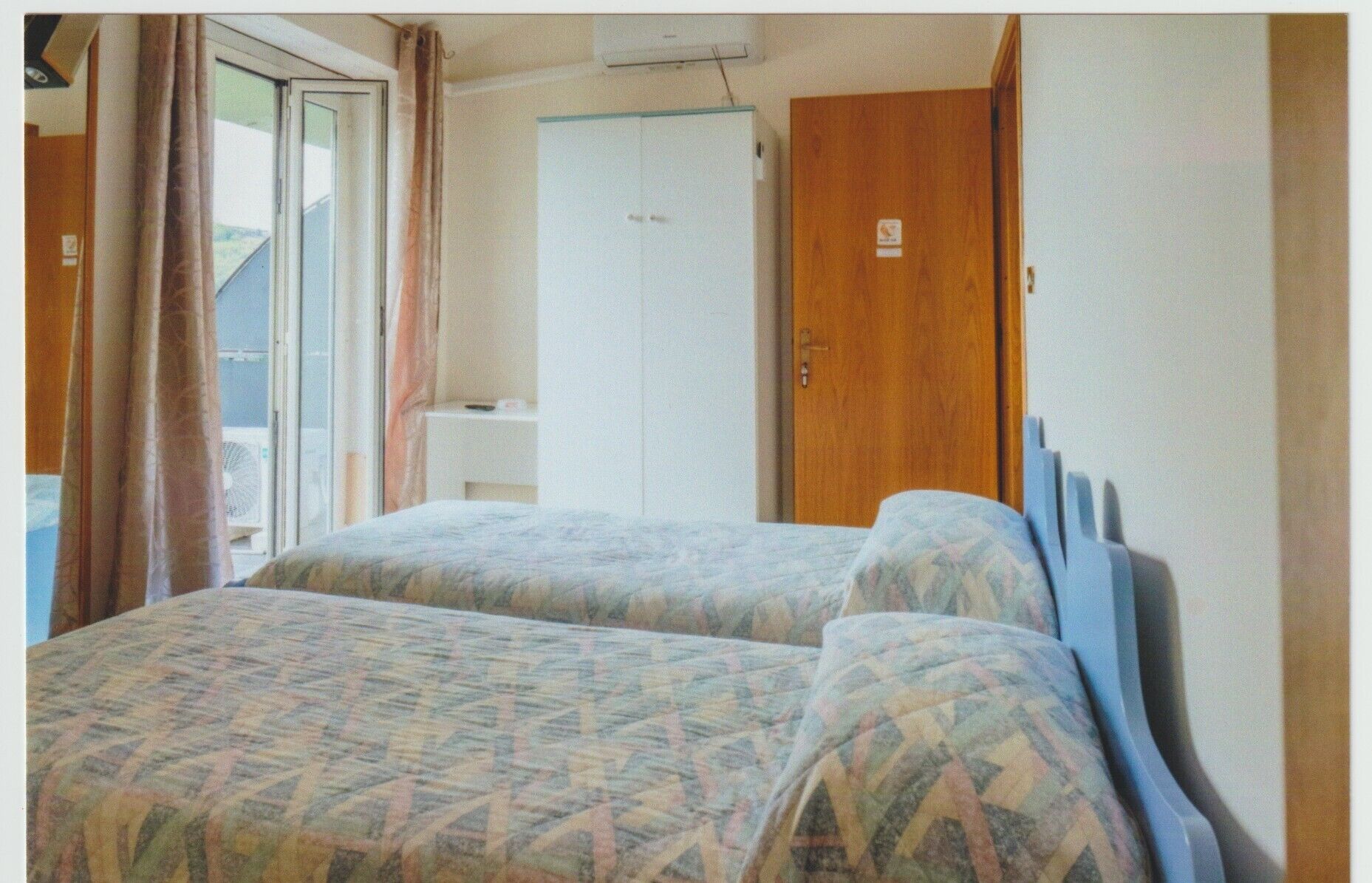 Kahden hengen comfort-huone (yksi tai kaksi sänkyä), parveke, järvinäköala | Silitysrauta/-lauta, ilmainen Wi-Fi