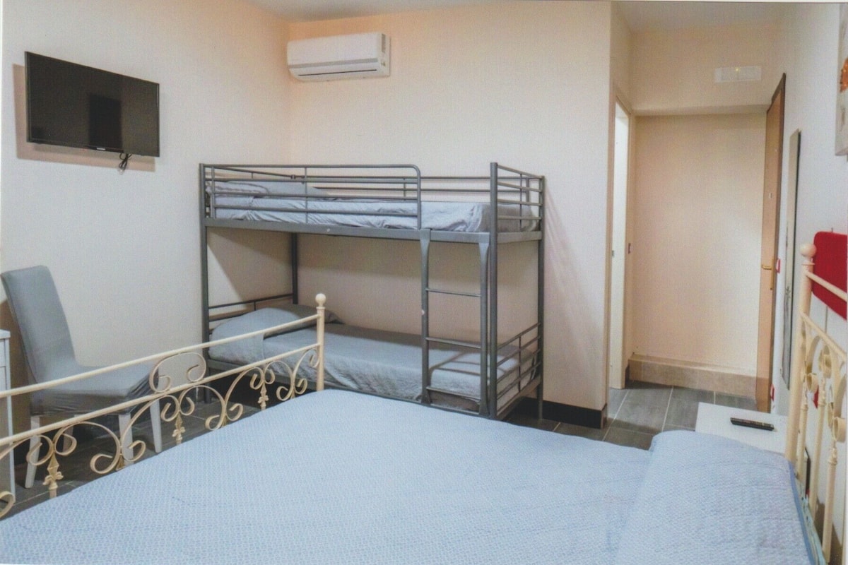 Kamar Quadruple, balkon, pemandangan kota | Meja kerja, setrika/meja setrika, Wi-Fi gratis, dan seprai linen