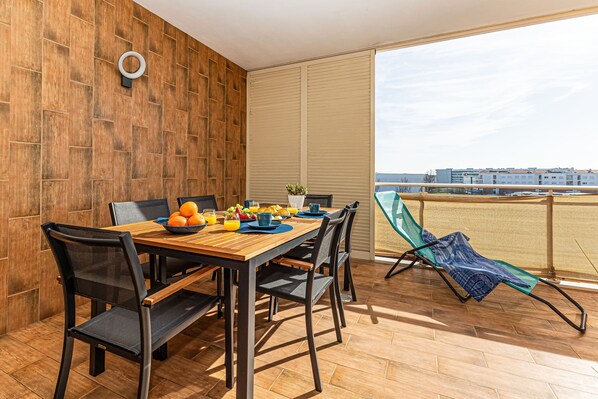 Outdoor dining - Varandas Private Apartment (Lagos)