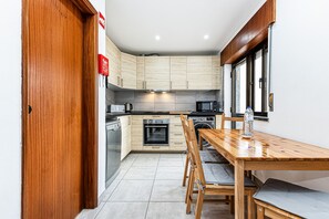 Kühlschrank, Mikrowelle, Ofen, Geschirrspüler