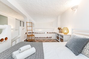 Bügeleisen/Bügelbrett, Reisekinderbett, kostenloses WLAN, Bettwäsche