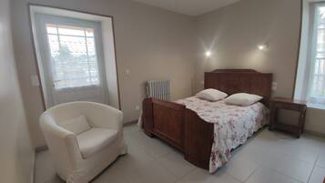 4 slaapkamers, een bureau, een strijkplank/strijkijzer, reisbedje
