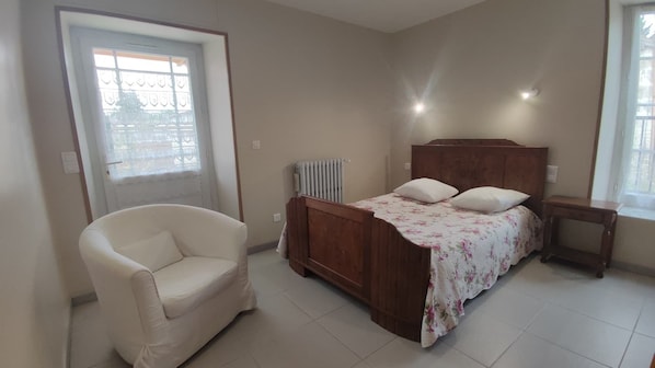 Escritorio, tabla de planchar con plancha, cuna de viaje y ropa de cama
