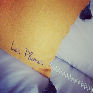Un tissu orné de motifs brodés représentant des plumes, appelés « Les Plumes ».