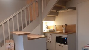 A modern kitchen with a built-in oven, a microwave, and a sink. - A comfortable, air-conditioned bed-and-breakfast on the Grands Crus Route in Gilly (Gilly les Citeaux)