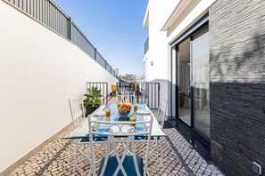 Outdoor dining - Casa Colina II – Pool, BBQ & Family Retreat (Armação de Pêra)