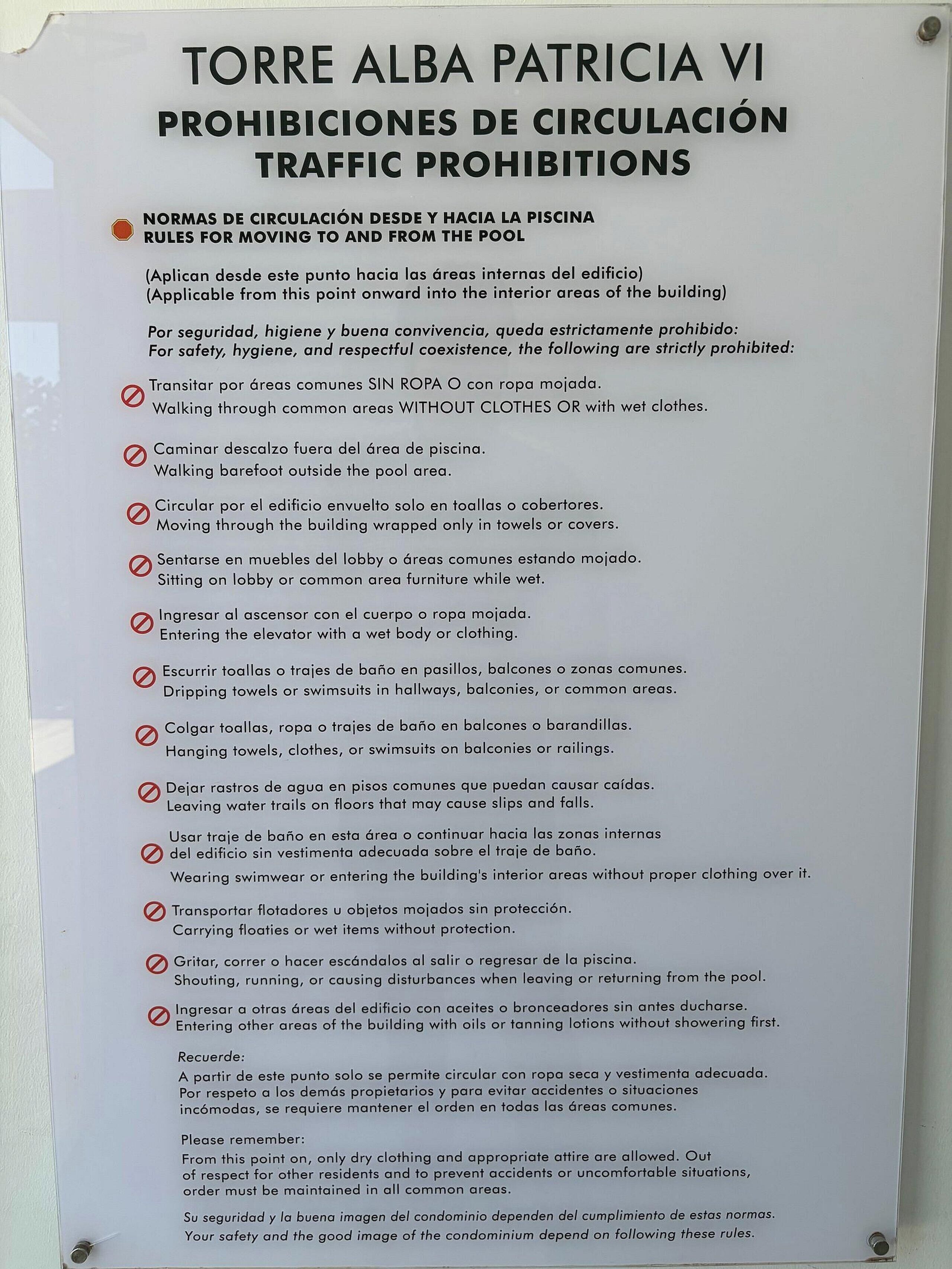 Señal que detalla restricciones de tráfico en un complejo de condominios.