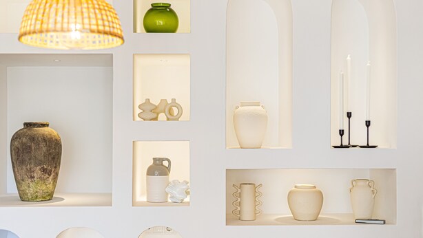 A display of various vases and decorative items on shelves. - Casa Sol | Vilamoura (Vilamoura)