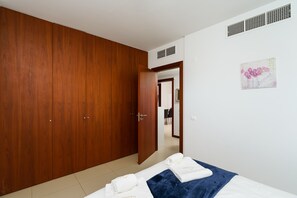 Room - Marina Village: Pool |Garage | Prime Location | AC (Lagos)