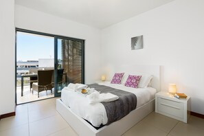 Room - Marina Village: Pool |Garage | Prime Location | AC (Lagos)