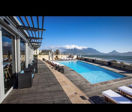 Luxurious Accessible Apartment With Ocean Views in Kaapstad