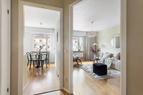 Scandi apartment, washer, metro 30s
