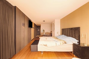Ein Schlafzimmer mit Bett, Nachttisch und einem Schreibtisch mit Stuhl.