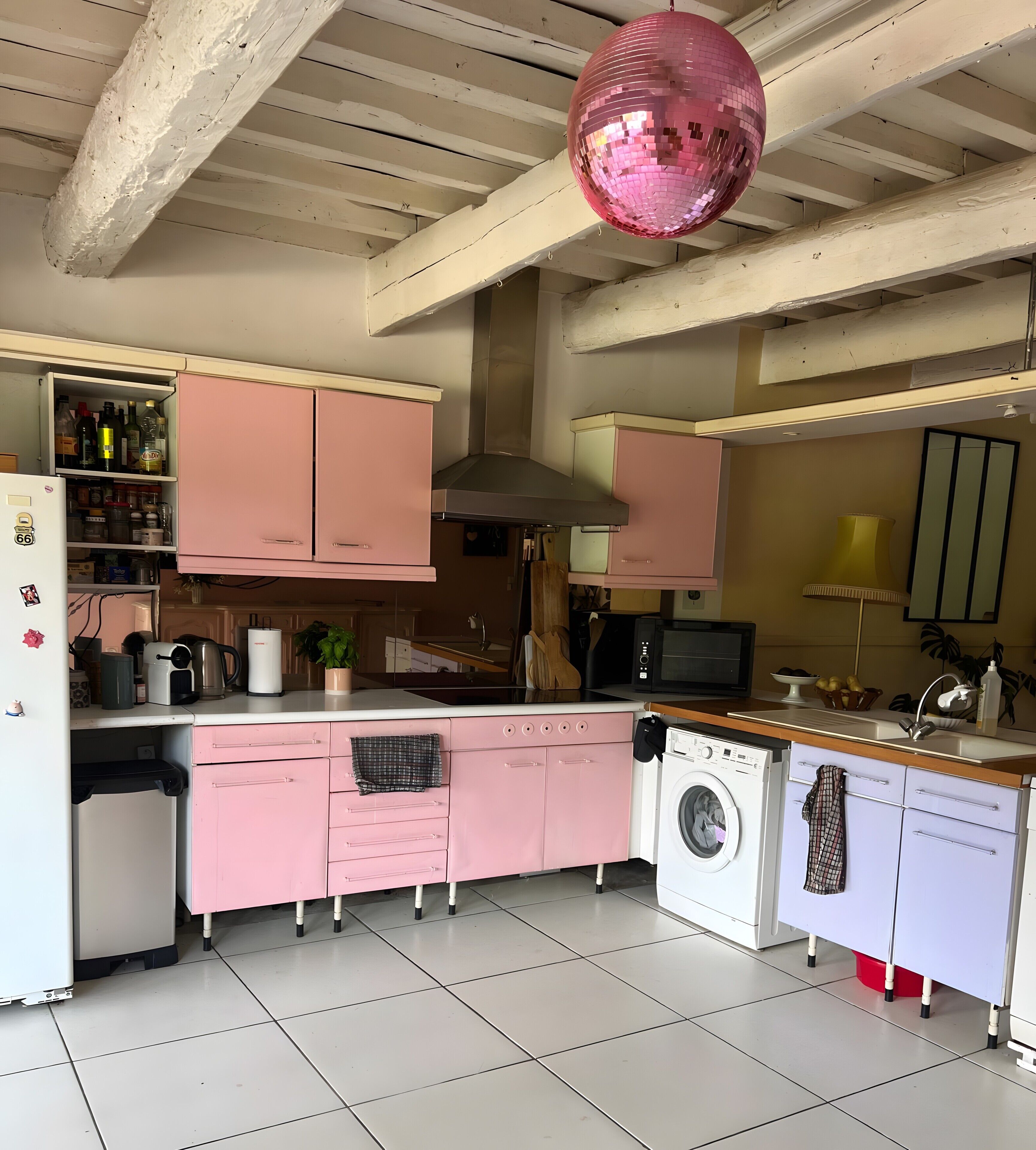 Cafetera y tetera, refrigerador, microondas y horno 