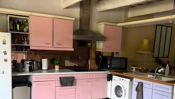 Een koffiezetapparaat/waterkoker, een koelkast, een magnetron, een oven