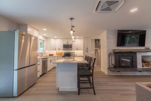 Private kitchen - Sitka Retreat: 5 Bed/4 Baths & EV Charger (Forks)