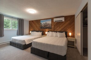 Tabla de planchar con plancha, wifi y ropa de cama