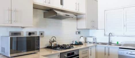 Apartment, 2 Bedrooms, Accessible, Smoking | Interior