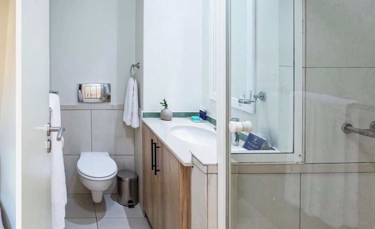 Apartment, 2 Bedrooms, Accessible, Smoking | Bathroom