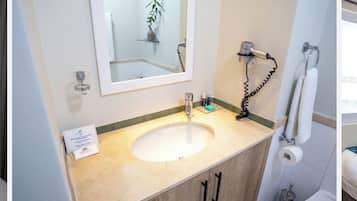Apartment, 2 Bedrooms, Accessible, Smoking | Bathroom