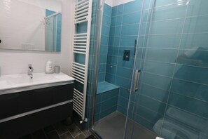 Bathroom - 'Bb Ex Albergo Centrale Atessa' Apartment with Mountain View, Wi-Fi, and Air Conditioning (Atessa)