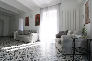 Living area - 'Bb Ex Albergo Centrale Atessa' Apartment with Mountain View, Wi-Fi, and Air Conditioning (Atessa)