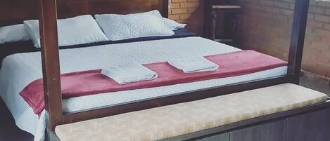 6 bedrooms, iron/ironing board, WiFi, bed sheets