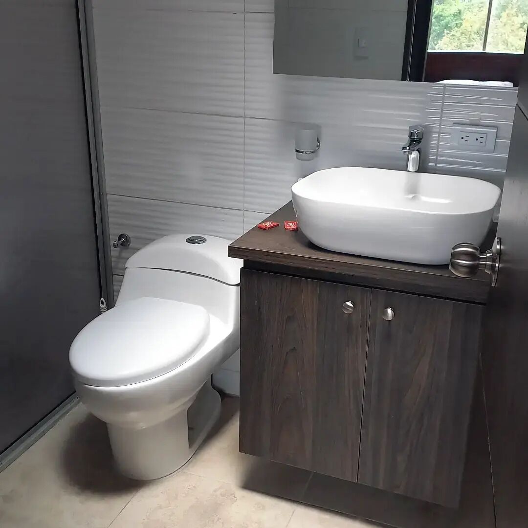 Dusche, Haartrockner, Bidet, Handtücher