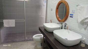 Dusche, Haartrockner, Bidet, HandtĂŒcher