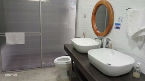 Dusche, Haartrockner, Bidet, Handtücher