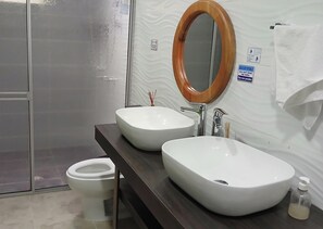 Shower, hair dryer, bidet, towels - FINCA HOTEL EL VERGEL, VEREDA LOS TANQUES, FILANDIA, QUINDIO. COUNTRY ESTATE (Quindío)
