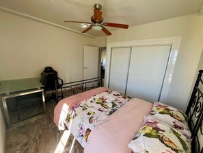 2 Schlafzimmer, Bügeleisen/Bügelbrett