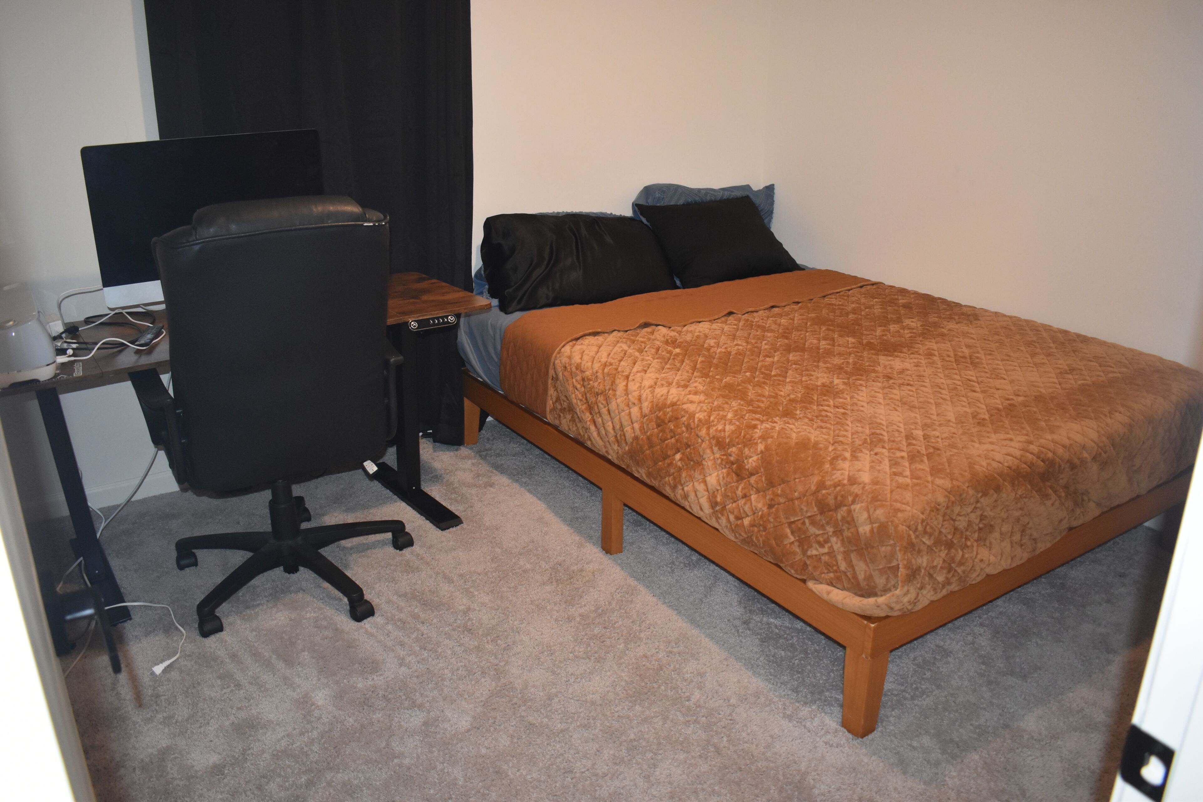 2 bedrooms, iron/ironing board, internet