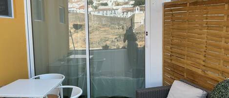 Deluxe Studio, Pool View | Outdoor dining | Lunch and dinner served
