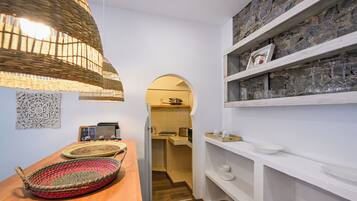 Deluxe Studio, Pool View | Private kitchen