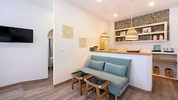 Deluxe Studio, Pool View | Living area