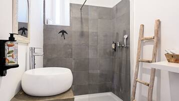 Habitación Confort con 1 cama doble o 2 individuales, vistas al río | Baño | Ducha, secador de pelo, toallas y jabón