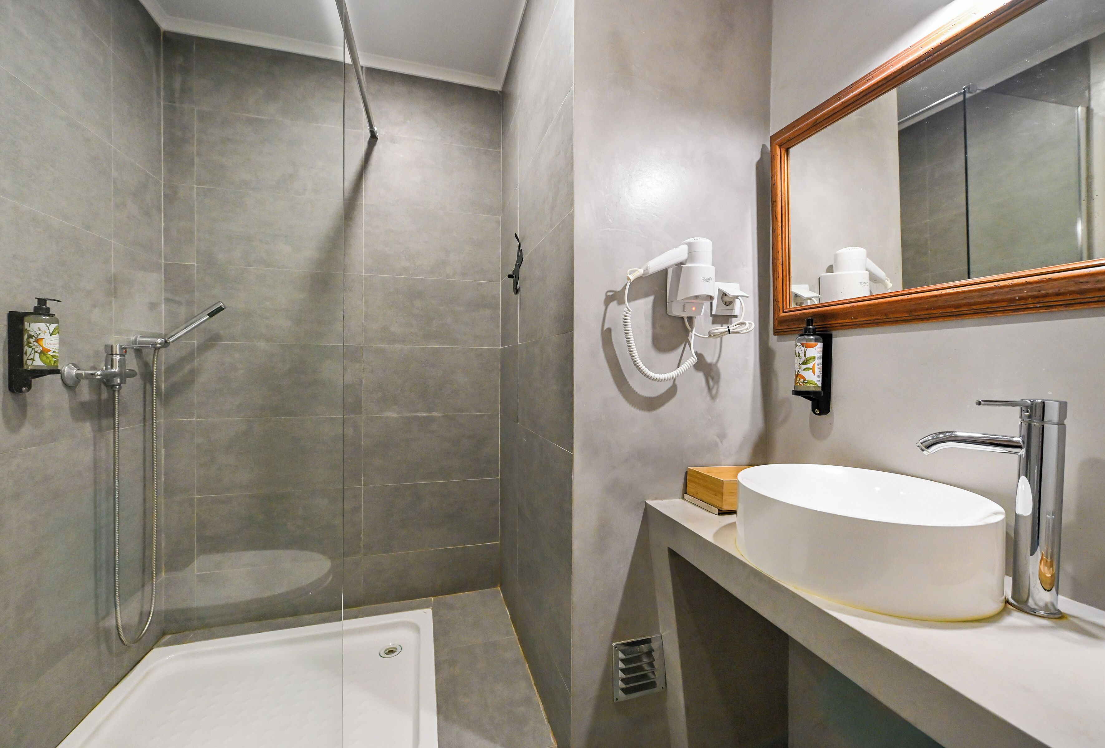 Basic Twin Room | Bathroom | Shower, hair dryer, towels, soap