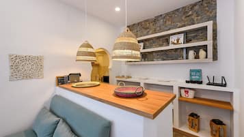 Deluxe Studio, Pool View | Living area