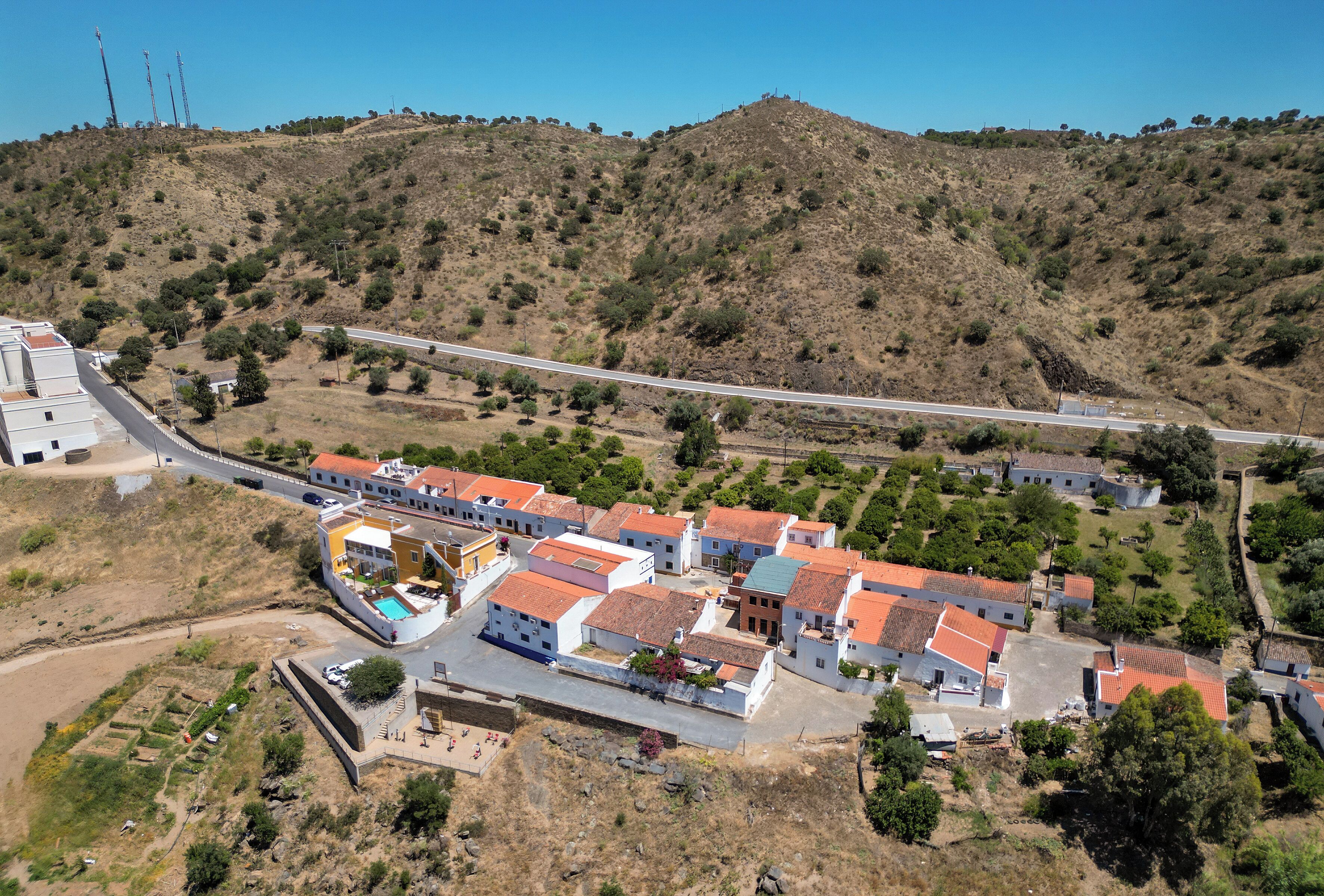 Zona residencial con casas, una carretera y un paisaje montañoso.