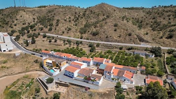 Zona residencial con casas, una carretera y un paisaje montañoso.