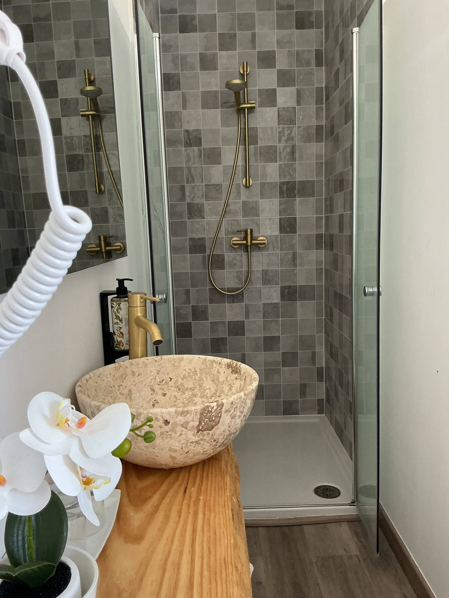 Comfort tweepersoonskamer, uitzicht op zwembad | Badkamer | Een douche, een haardroger, handdoeken, zeep