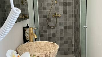 Comfort tweepersoonskamer, uitzicht op zwembad | Badkamer | Een douche, een haardroger, handdoeken, zeep