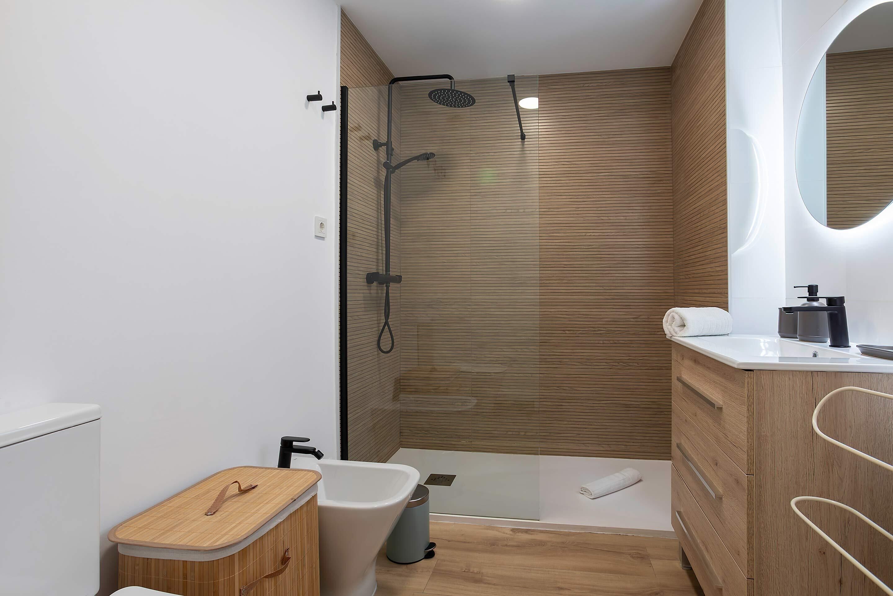 Een douche, een haardroger, handdoeken