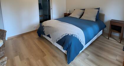 Bed and Breakfast 'Chambre 1 Coté Plage' with Private Terrace, Shared Garden and Wi-Fi