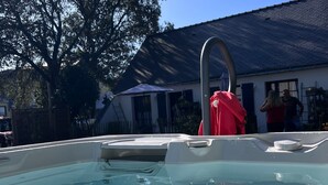 A hot tub with a clear view of the water, a faucet, and a towel rack. - Bed and Breakfast 'Chambre 1 Coté Plage' with Private Terrace, Shared Garden and Wi-Fi (Arzon)
