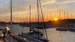 A marina with multiple boats docked, a clear sky, and a sunset. - Bed and Breakfast 'Chambre 1 Coté Plage' with Private Terrace, Shared Garden and Wi-Fi (Arzon)