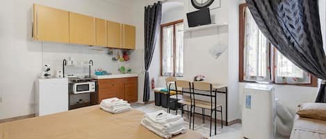 1 habitación, tabla de planchar con plancha, wifi y ropa de cama