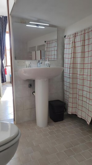 Shower, hair dryer, towels - Apartment 'Residenza Vittoria - 1' with Wi-Fi and Air Conditioning (La Spezia)