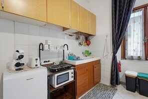 Wasserkocher mit Kaffee-/Teezubehör, Kühlschrank, Mikrowelle, Herdplatte